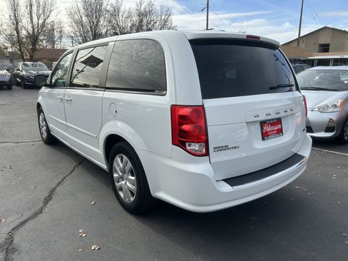 Used 2017 Dodge Grand Caravan SE w/ UConnect Hands-Free Group image 3