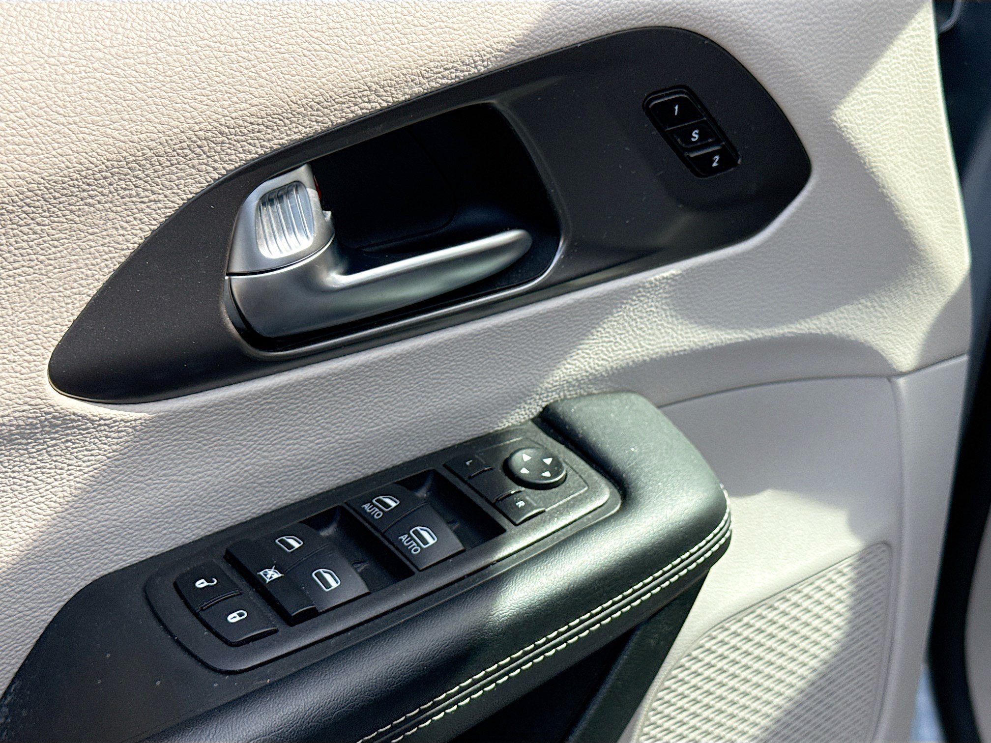 Used 2023 Chrysler Pacifica Touring-L FWD image 8