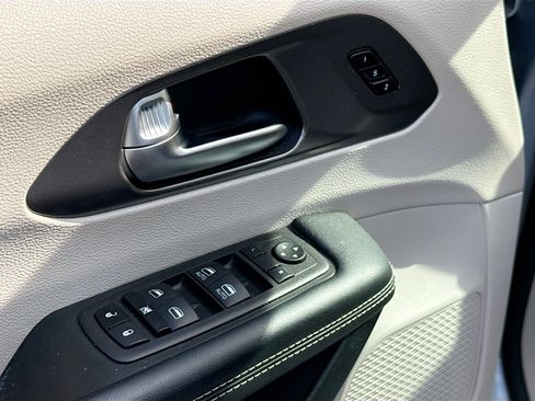 Used 2023 Chrysler Pacifica Touring-L FWD image 8
