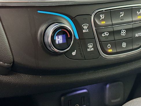 Used 2023 Chevrolet Traverse LT image 29