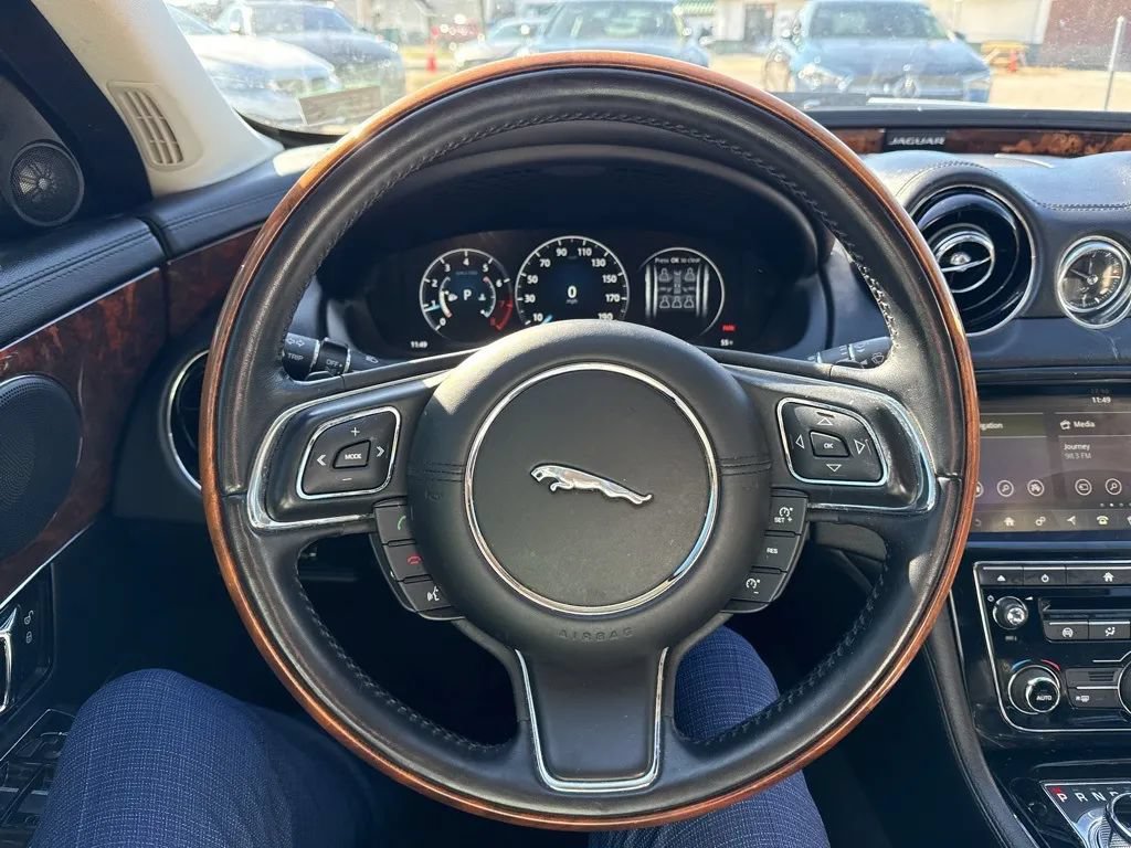 Used 2019 Jaguar XJ R-Sport AWD/4WD image 10