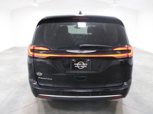 Used 2024 Chrysler Pacifica Touring-L image 8