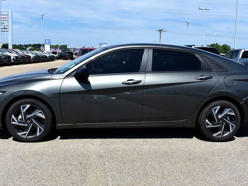 Used 2025 Hyundai Elantra SEL w/ Cargo Package FWD image 5