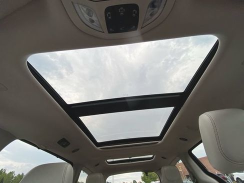 Used 2019 Chrysler Pacifica Limited w/ Advanced Safetytec Group FWD image 19