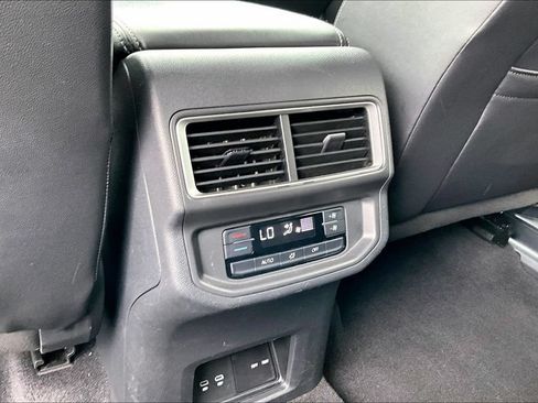 Used 2024 Volkswagen Atlas SE FWD image 31
