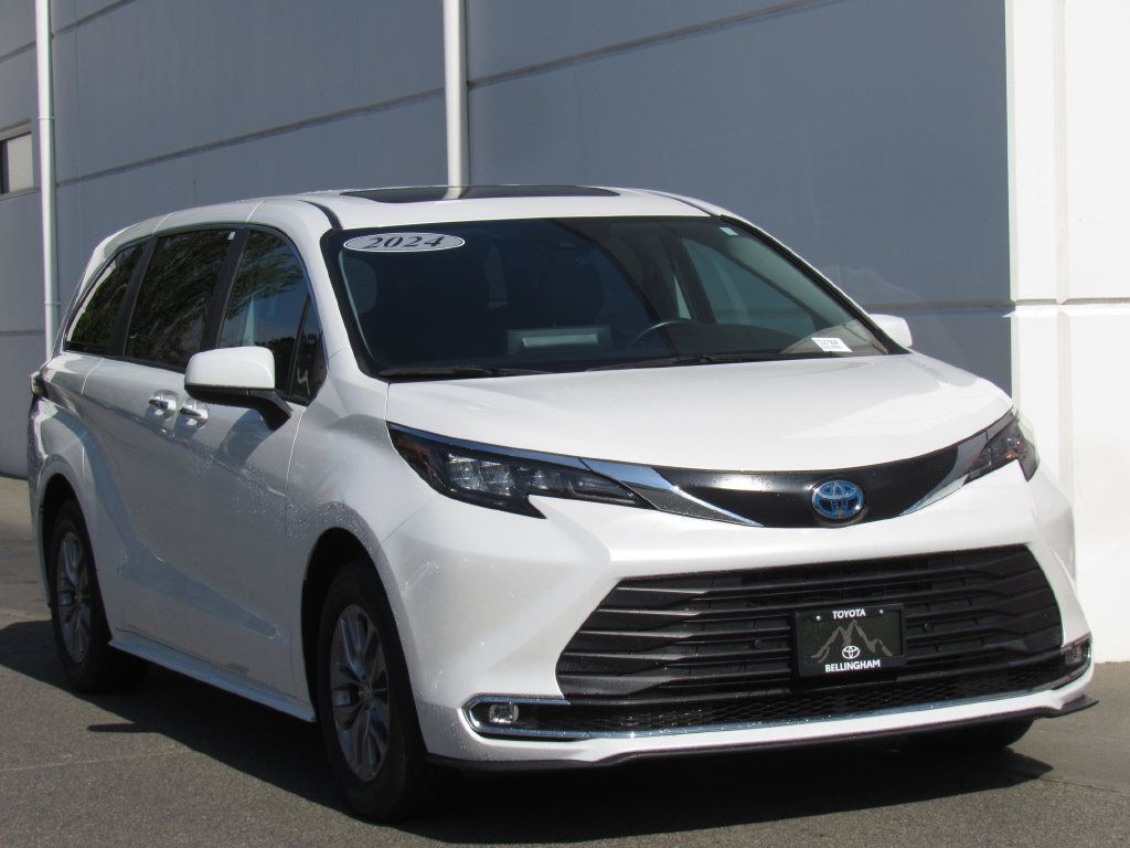 Certified 2024 Toyota Sienna XLE FWD image 2