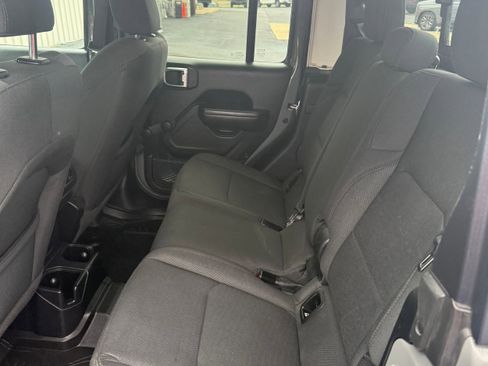 Used 2021 Jeep Gladiator Sport image 13