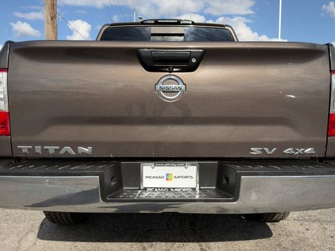 Used 2018 Nissan Titan SV AWD/4WD image 7
