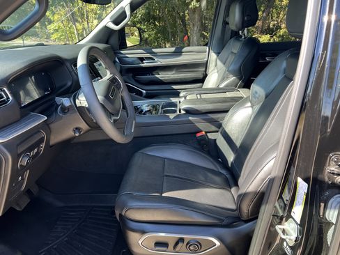 Used 2023 Jeep Wagoneer Series III w/ Preferred Equipment Group image 16