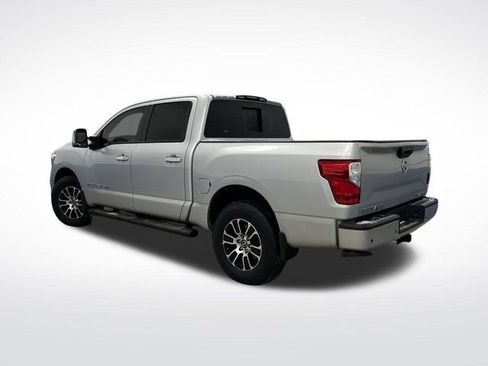 Used 2020 Nissan Titan SV w/ SV Convenience Package image 3