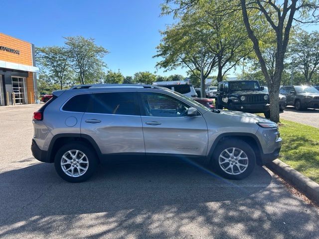 Used 2016 Jeep Cherokee Latitude w/ Cold Weather Group AWD/4WD image 4