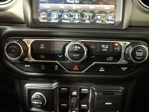 Used 2022 Jeep Wrangler Unlimited Sahara w/ Dual Top Group AWD/4WD image 31