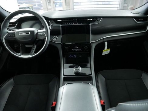 Certified 2024 Jeep Grand Cherokee Altitude image 8