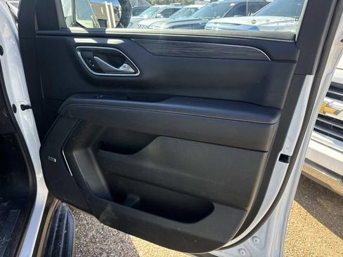 Used 2022 GMC Yukon XL SLT w/ SLT Premium Package image 18