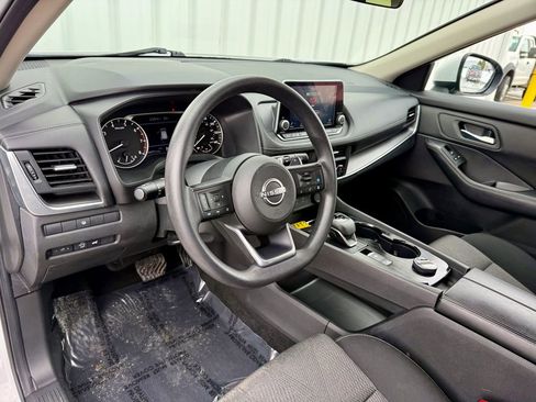 Used 2024 Nissan Rogue SV image 9