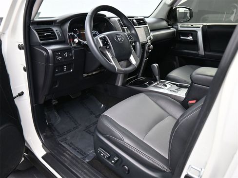 Used 2021 Toyota 4Runner SR5 Premium image 2