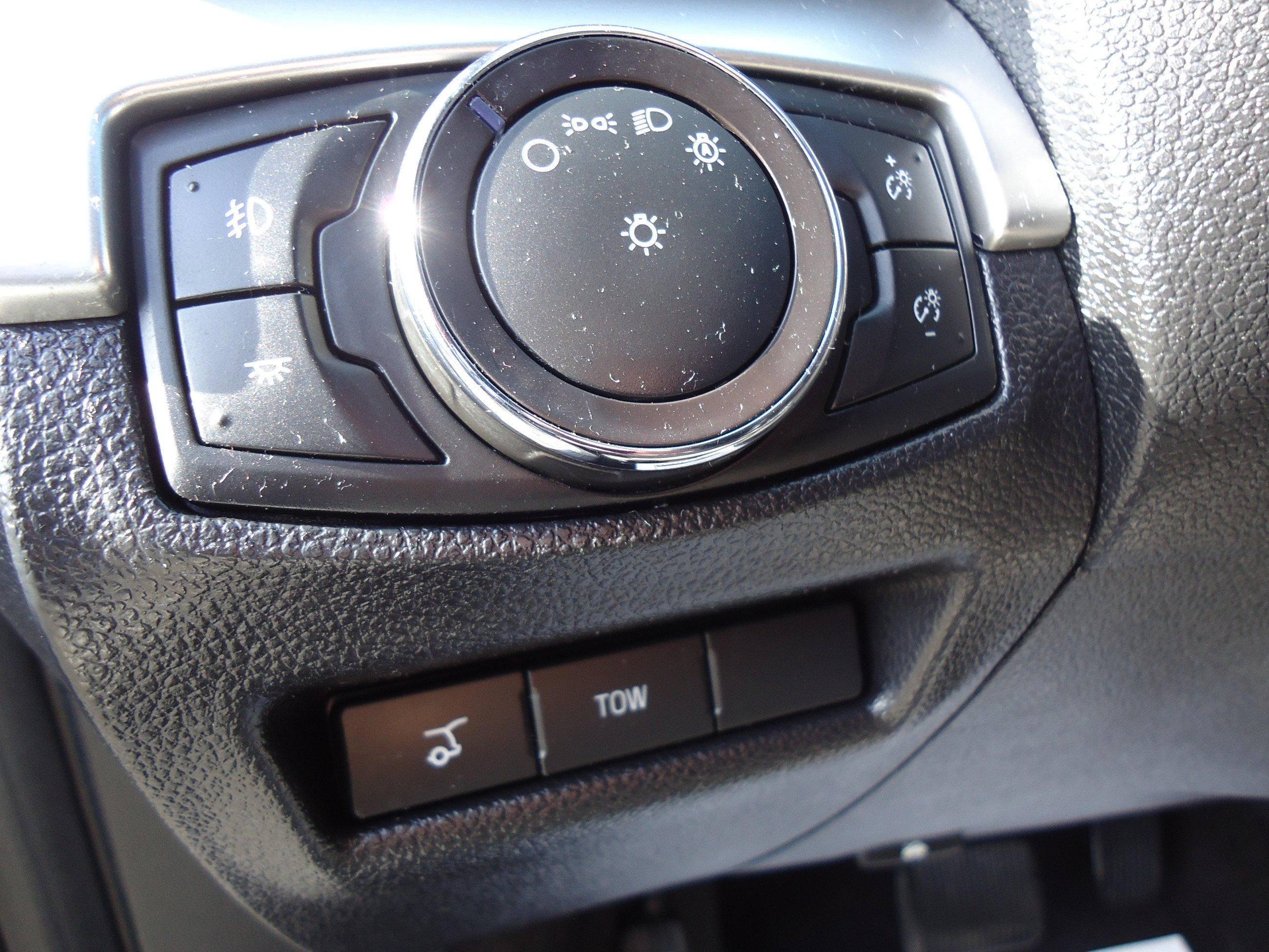 Used 2017 Ford Explorer XLT w/ Equipment Group 202A AWD/4WD image 14