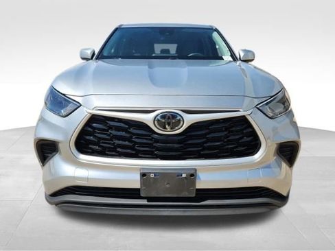 Used 2023 Toyota Highlander L image 3