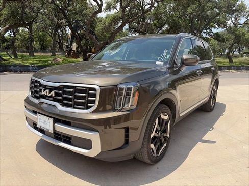 Used 2025 Kia Telluride S FWD image 2