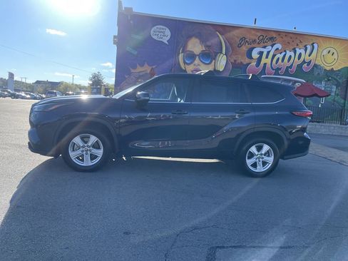 Used 2023 Toyota Highlander LE FWD image 2