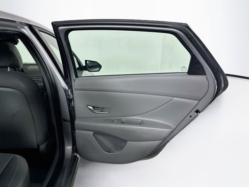Used 2025 Hyundai Elantra SEL FWD image 29