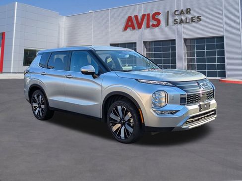 Used 2025 Mitsubishi Outlander SE image 3