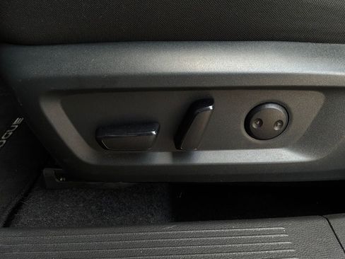 Used 2025 Nissan Rogue SV FWD image 11