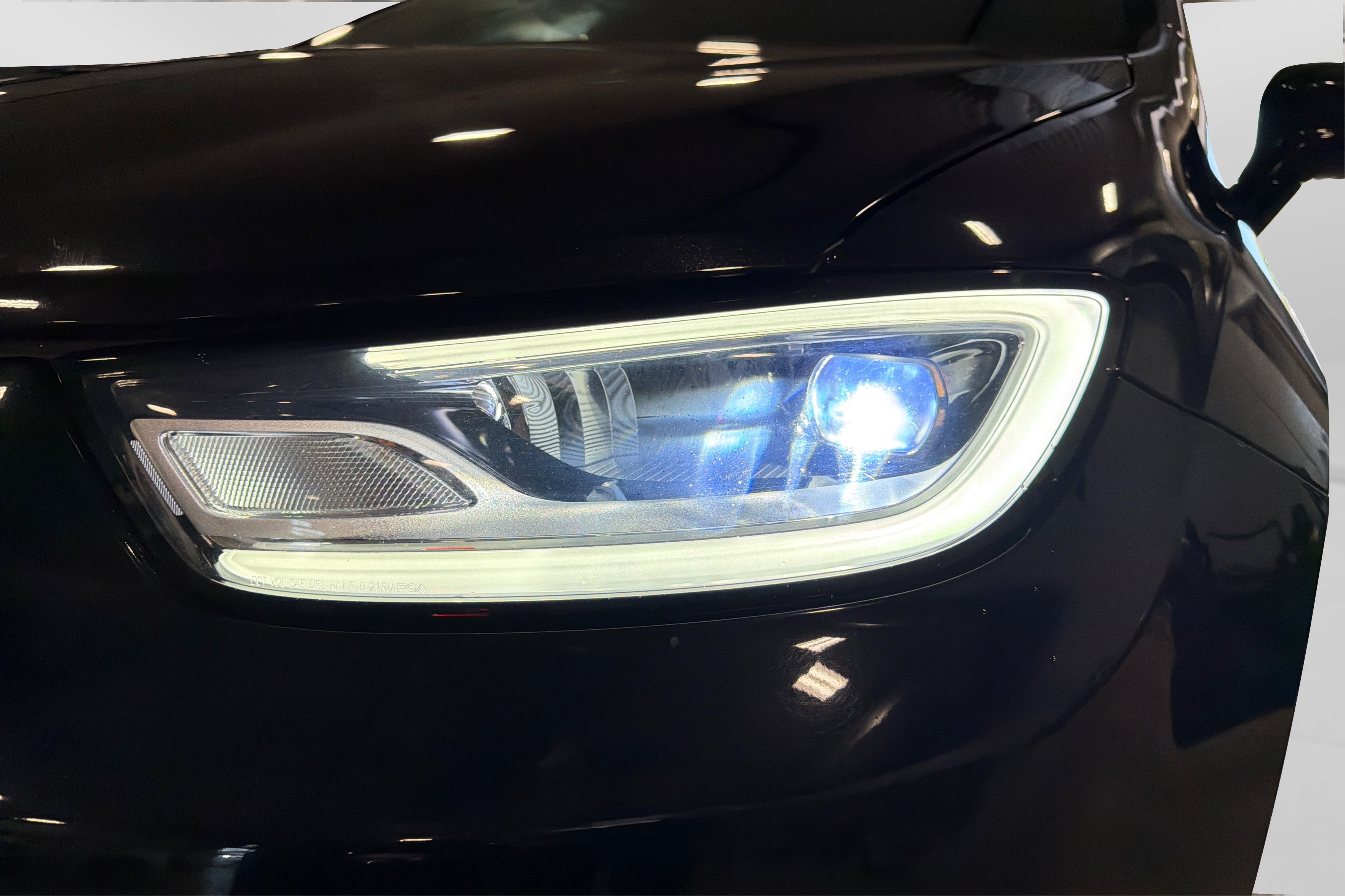 Used 2025 Chrysler Pacifica Limited FWD image 13