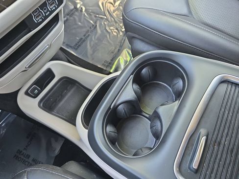 Used 2024 Chrysler Pacifica Touring-L FWD image 23