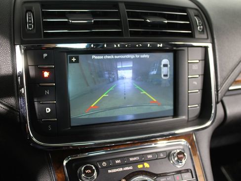 Used 2017 Lincoln Continental Select FWD image 25
