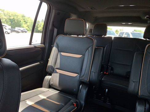 Used 2024 GMC Yukon XL AT4 AWD/4WD image 19