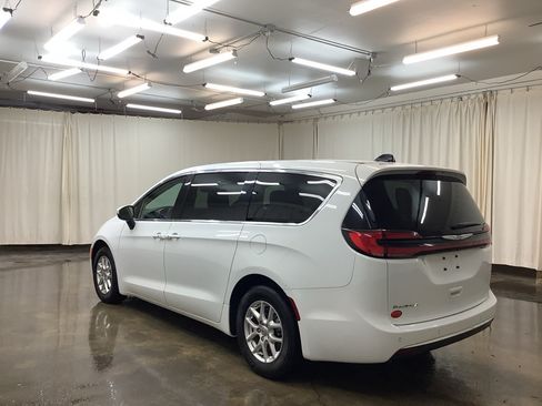Used 2023 Chrysler Pacifica Touring-L FWD image 9
