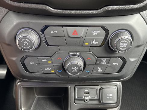 Used 2021 Jeep Renegade Latitude image 25