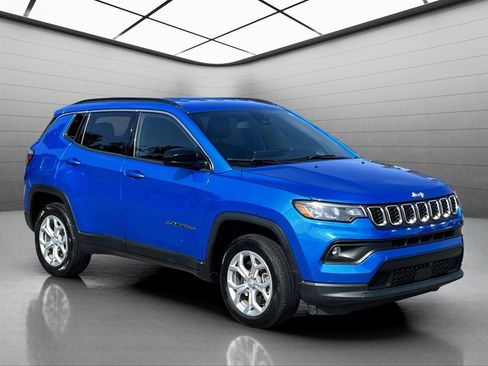 Used 2024 Jeep Compass Latitude AWD/4WD image 3