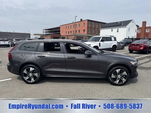 Used 2025 Volvo V60 B5 Cross Country Plus AWD/4WD image 3