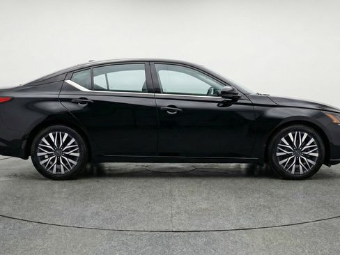 Used 2025 Nissan Altima 2.5 SV image 11