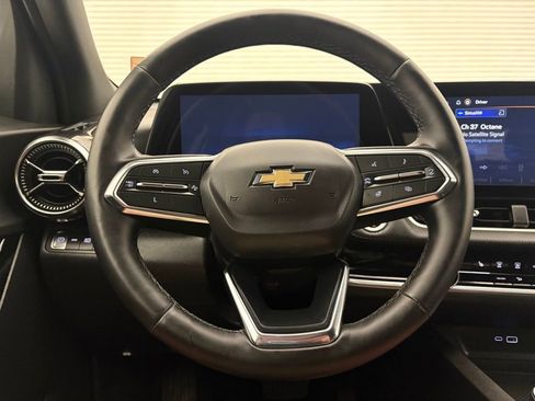 Used 2025 Chevrolet Equinox LT AWD/4WD image 3