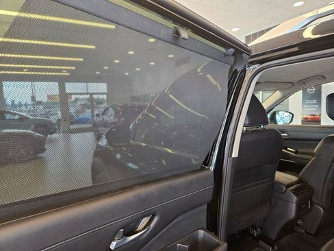 Used 2025 Nissan Pathfinder SL AWD/4WD image 24