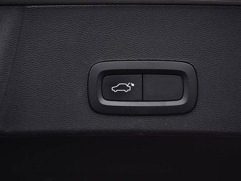 Used 2023 Volvo XC40 B5 Core image 25