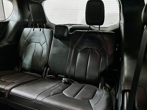 Used 2021 Chrysler Pacifica Touring-L w/ Uconnect Theater Family Group AWD/4WD image 27