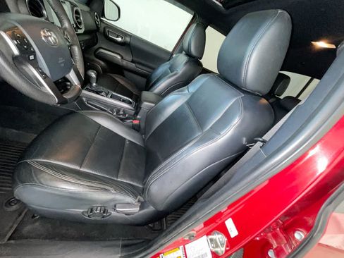 Used 2019 Toyota Tacoma TRD Sport w/ TRD Premium Sport Package AWD/4WD image 11