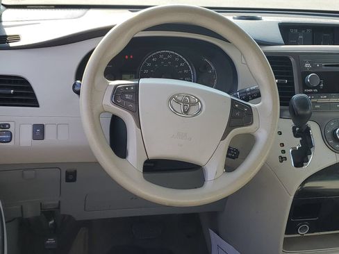 Used 2011 Toyota Sienna LE w/ Towing Pkg FWD image 11
