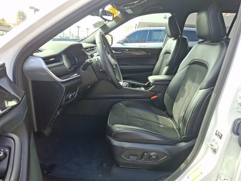 Used 2023 Jeep Grand Cherokee Altitude image 14