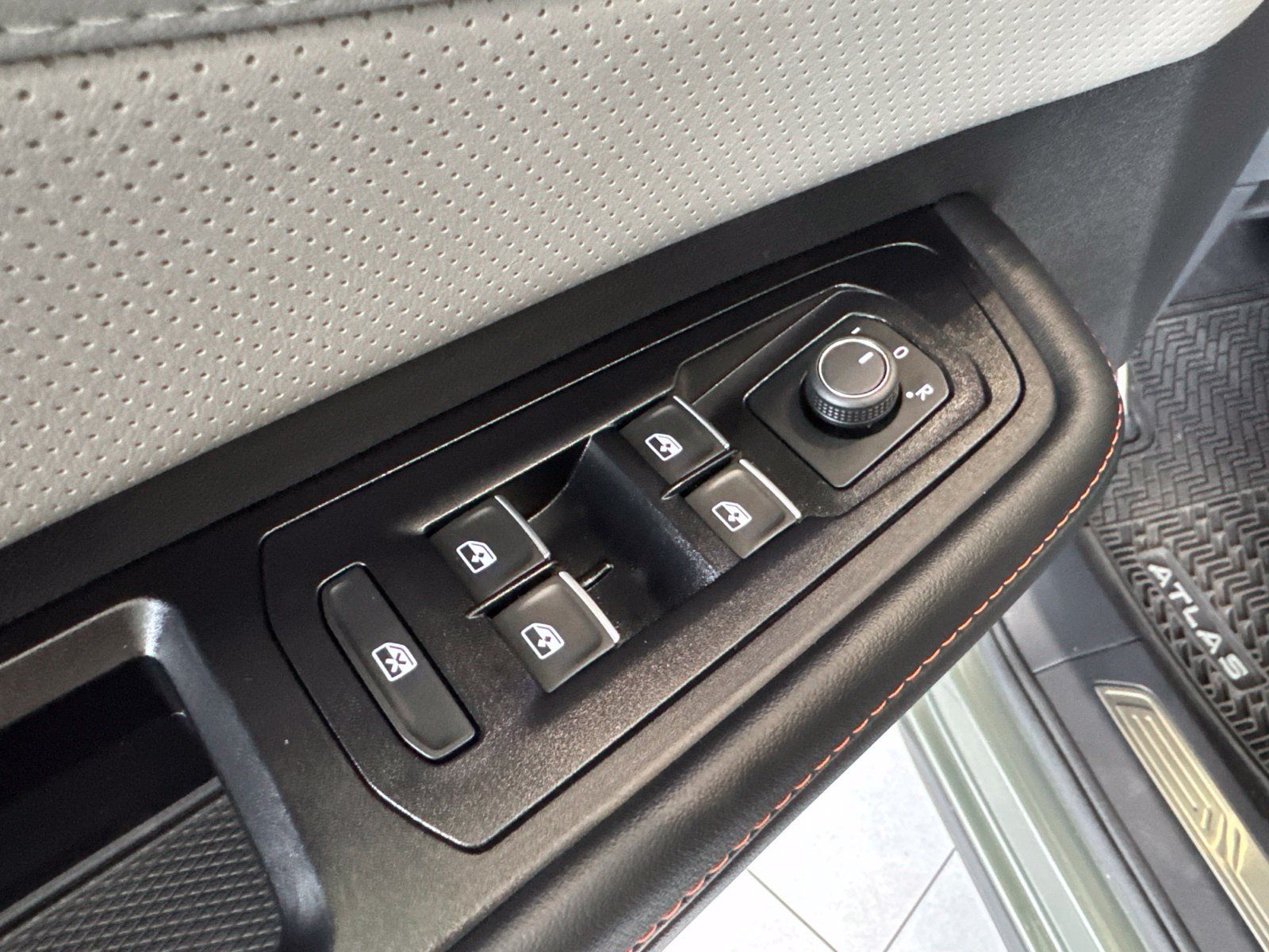 Used 2025 Volkswagen Atlas Peak Edition SE AWD/4WD image 23