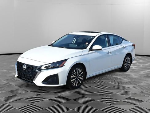 Used 2023 Nissan Altima 2.5 SV w/ SV Premium Package FWD image 2