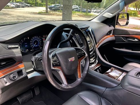 Used 2019 Cadillac Escalade Luxury RWD image 14