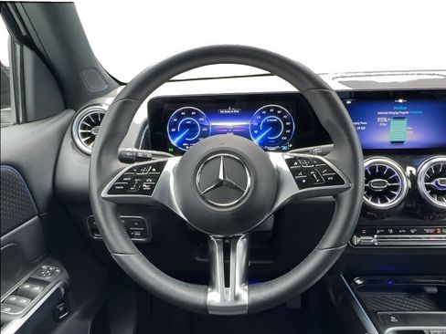 Used 2024 Mercedes-Benz EQB 300 4MATIC image 33