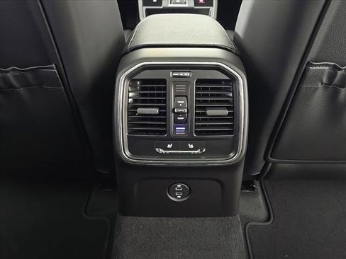 Certified 2025 Porsche Macan image 25