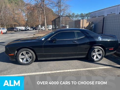 Used 2019 Dodge Challenger SXT image 3
