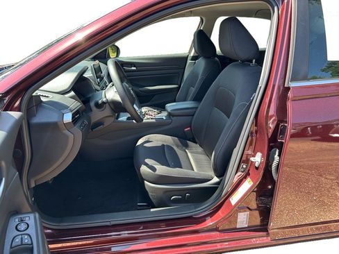 Used 2025 Nissan Altima 2.5 SV FWD image 8